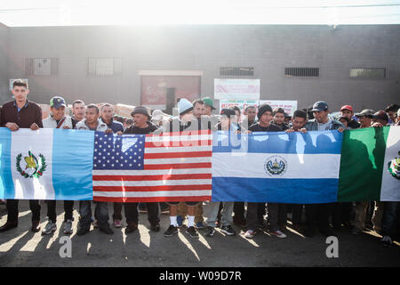 Les migrants qui sont venus de l'Amérique centrale organisent divers drapeaux à Tijuana, au Mexique, pour représenter leur pays avec les États-Unis drapeau pour représenter l'endroit où ils désirent démarrer leur nouvelle vie le 23 décembre 2018. Le gouvernement américain est dans un arrêt partiel après Président Trump a refusé de signer un accord bipartite, holding out pour $5 milliards de dollars pour construire un mur à la frontière. Photo par Ariana/Drehsler UPI Banque D'Images