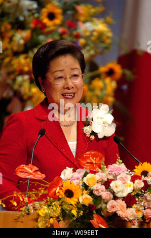 Dr. Hak Ja Han Moon, co-fondateur de la Fédération pour la Paix Universelle (FPU), avec son mari, le Révérend Sun Myung Moon, rend le discours d'un 6 000-strong rassemblement à Chiba-Prefecture, Japan, le 24 mai 2006. Elle est sur ses 180-nation de paix mondiale d' intitulé 'Bénédiction de la famille, la Nation et le monde". C'était le 12e et le dernier rallye au Japon dans son discours. Les plans de la FPU des rassemblements similaires dans le monde entier grâce à l'automne. (Photo d'UPI/Keizo Mori) Banque D'Images