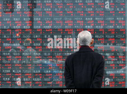 Comme la Bourse de Tokyo, le Nikkei a chuté en moyenne de 16 764,62 Mercredi, ou 79,88 points de moins que le jour précédent, un homme contemple le conseil de l'action électronique à Tokyo, Japon, le 7 mars 2007. L'indice avait légèrement recoved mardi après la baisse de six jours, apparemment originaires de Chine a l'agitation. (Photo d'UPI/Keizo Mori) Banque D'Images