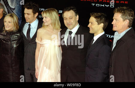 (L-R) Kirsten Dunst, James Franco, Rosemary Harris, réalisateur Sam Raimi, Thomas Hayden Church et Tobey Maguire arrivent pour la première mondiale de de Spider-Man 3 à Tokyo le 16 avril 2007. Dans ce troisième opus de la série Spider-Man, deux nouveaux villains nommé Sandman et Venom sont introduits. (Photo d'UPI/Keizo Mori) Banque D'Images