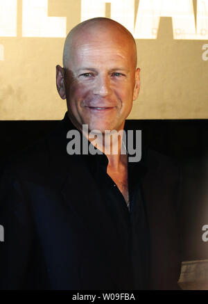 Acteur Bruce Willis pose pour les caméras pendant la cérémonie tapis rouge première du film "Vivre libre ou mourir' dur à Tokyo le 12 juin 2007. (Photo d'UPI/Keizo Mori) Banque D'Images