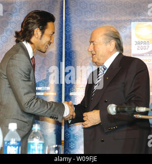 Le président de la FIFA, Joseph S. Blatter (R), serre la main avec Hidetoshi Nakata, ancien joueur de l'équipe nationale de football japonais, après une conférence de presse à Tokyo, Japon, le 14 décembre 2007. Nakata agira comme ambassadeur de bonne volonté de la FIFA dans l'avenir. (Photo d'UPI/Keizo Mori) Banque D'Images