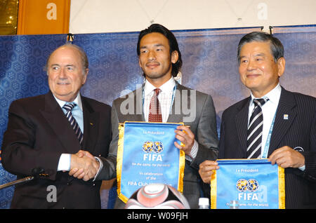 Le président de la FIFA, Joseph S. Blatter (L) pose pour des photos avec Hidetoshi Nakata (C), ancien joueur de l'équipe nationale de football au Japon, et JFA (Japon Football Association) président Saburo Kawabuchi après une conférence de presse à Tokyo, Japon, le 14 décembre 2007. Nakata agira comme ambassadeur de bonne volonté de la FIFA dans l'avenir. (Photo d'UPI/Keizo Mori) Banque D'Images