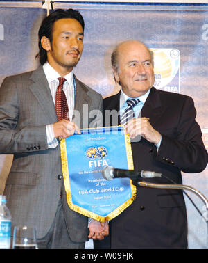 Le président de la FIFA, Joseph S. Blatter (R) pose pour des photos avec Hidetoshi Nakata, un ancien joueur de l'équipe nationale de football japonais, après une conférence de presse à Tokyo, Japon, le 14 décembre 2007. Nakata agira comme ambassadeur de bonne volonté de la FIFA dans l'avenir. (Photo d'UPI/Keizo Mori) Banque D'Images