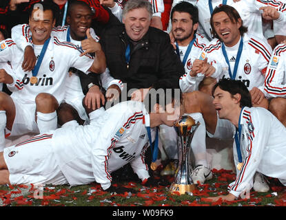 Kaka (L), l'AC Milan, embrasse le trophée de champion après avoir remporté la Coupe du Monde des Clubs de la FIFA 2007 au Nissan Stadium à Yokohama, Japon, le 16 décembre 2007. L'AC Milan a battu de Boca Juniors 4-2. (Photo d'UPI/Keizo Mori) Banque D'Images
