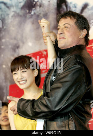 L'actrice japonaise Haruka Ayase (L), Sylvester Stallone (R), pose pour l'appareil photo pendant la premiere pour dernier film 'Rambo' à Tokyo, au Japon, le 8 mai 2008. (Photo d'UPI/Keizo Mori) Banque D'Images