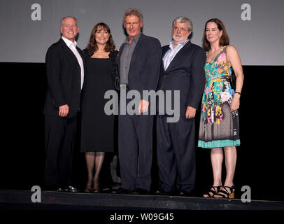 (L à R) producteur Frank Marshall, acteurs Karen Allen et Harrison Ford, George Lucas, producteur exécutif et producteur Kathleen Kennedy assister à la première du film 'Indiana Jones et le Royaume du Crâne de Cristal' à Tokyo, Japon, le 5 juin 2008. (Photo d'UPI/Keizo Mori) Banque D'Images