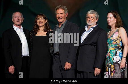 (L à R) producteur Frank Marshall, acteurs Karen Allen et Harrison Ford, George Lucas, producteur exécutif et producteur Kathleen Kennedy assister à la première du film 'Indiana Jones et le Royaume du Crâne de Cristal' à Tokyo, Japon, le 5 juin 2008. (Photo d'UPI/Keizo Mori) Banque D'Images