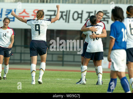 Abby Wambach célèbre avec son coéquipier après son but à la première moitié du match de coupe de la Reine de la paix 2008 à Suwon Suwon, Corée du Sud, le 19 juin 2008. U.S.A a battu l'Italie 1-0. (Photo d'UPI/Keizo Mori) Banque D'Images