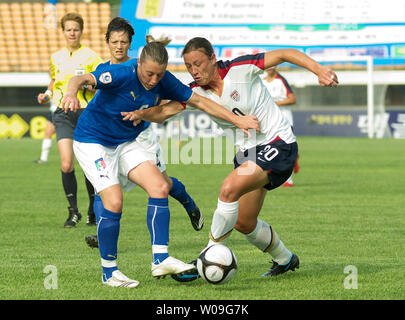 Abby Wambach (R), les Etats-Unis, dribble la balle dans la première moitié du jeu de la Paix 2008 Reine Cup Suwon à Suwon, Corée du Sud, le 19 juin 2008. U.S.A a battu l'Italie 1-0. (Photo d'UPI/Keizo Mori) Banque D'Images
