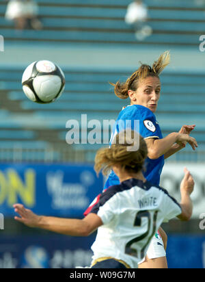 Motta Giorgia, l'Italie, est à la tête de la balle dans la première moitié du match de coupe de la Reine de la paix 2008 à Suwon Suwon, Corée du Sud, le 19 juin 2008. U.S.A a battu l'Italie 1-0. (Photo d'UPI/Keizo Mori) Banque D'Images