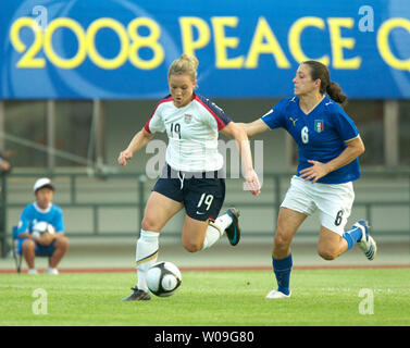 Amy Rodriguez (L), les Etats-Unis, dribble le ballon dans la deuxième moitié du match de coupe de la Reine de la paix 2008 à Suwon Suwon, Corée du Sud, le 19 juin 2008. U.S.A a battu l'Italie 1-0. (Photo d'UPI/Keizo Mori) Banque D'Images