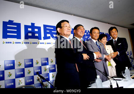 (L-R) du Japon ancien Secrétaire Général du Cabinet, Kaoru Yosano, ancien ministre de la Défense Shigeru Ishiba, ancien Ministre des affaires étrangères Taro Aso, ancien ministre de la Défense Yuriko Koike et l'ancien territoire, de l'infrastructure et des transports Ministre Nobuteru Ishihara assister à une conférence de presse commune, le Parti libéral démocrate (LDP) campagne pour la présidence à Tokyo, Japon, le 10 septembre 2008. (Photo d'UPI/Keizo Mori) Banque D'Images