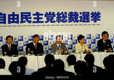 (L-R) du Japon ancien Secrétaire Général du Cabinet, Kaoru Yosano, ancien ministre de la Défense Shigeru Ishiba, ancien Ministre des affaires étrangères Taro Aso, ancien ministre de la Défense Yuriko Koike et l'ancien territoire, de l'infrastructure et des transports Ministre Nobuteru Ishihara assister à une conférence de presse commune, le Parti libéral démocrate (LDP) campagne pour la présidence à Tokyo, Japon, le 10 septembre 2008. (Photo d'UPI/Keizo Mori) Banque D'Images