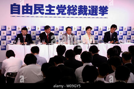 (L-R) du Japon ancien Secrétaire Général du Cabinet, Kaoru Yosano, ancien ministre de la Défense Shigeru Ishiba, ancien Ministre des affaires étrangères Taro Aso, ancien ministre de la Défense Yuriko Koike et l'ancien territoire, de l'infrastructure et des transports Ministre Nobuteru Ishihara assister à une conférence de presse commune, le Parti libéral démocrate (LDP) campagne pour la présidence à Tokyo, Japon, le 10 septembre 2008. (Photo d'UPI/Keizo Mori) Banque D'Images