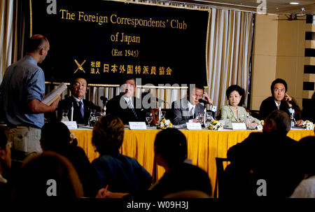 (L-R) Ministre d'État au Développement économique et politique budgétaire et de la réforme réglementaire Kaoru Yosano, ancien ministre de la Défense Shigeru Ishiba, ancien Ministre des affaires étrangères Taro Aso, ancien ministre de la Défense Yuriko Koike, et l'ancien territoire, de l'Infrastructure et des Transports Ministre Nobuteru Ishihara, assister à une conférence de presse pour les correspondants étrangers à Tokyo, Japon, le 19 septembre 2008. (Photo d'UPI/Keizo Mori) Banque D'Images