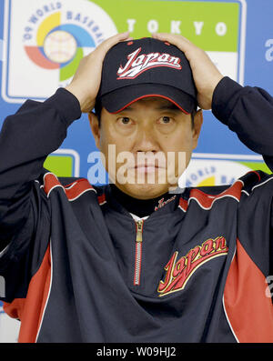 Tatsunori Hara, manager de l'équipe nationale de baseball japonais, assiste à une conférence de presse à Tokyo Dome, à Tokyo, Japon, le 4 mars 2009. (Photo d'UPI/Keizo Mori) Banque D'Images