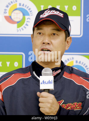 Tatsunori Hara, manager de l'équipe nationale de baseball japonais, assiste à une conférence de presse à Tokyo Dome, à Tokyo, Japon, le 4 mars 2009. (Photo d'UPI/Keizo Mori) Banque D'Images