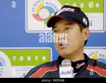 Tatsunori Hara, manager de l'équipe nationale de baseball japonais, assiste à une conférence de presse à Tokyo Dome, à Tokyo, Japon, le 4 mars 2009. (Photo d'UPI/Keizo Mori) Banque D'Images