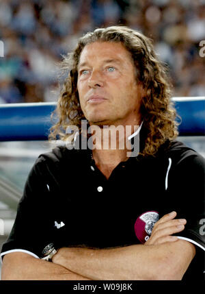 Bruno Metsu, entraîneur-chef de l'équipe nationale du Qatar surveille ses joueurs avant les qualifications asiatiques de la FIFA Coupe du Monde contre l'équipe nationale du Japon au stade international de Yokohama, Japon, le 10 juin 2009. (Photo d'UPI/Keizo Mori) Banque D'Images