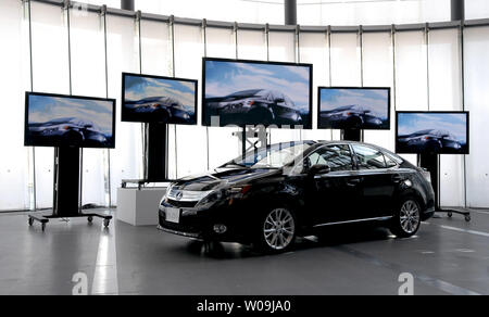 Toyota Motor Corporation annonce son premier exclusivement hybride de luxe Lexus uniquement modèle HS250h lors d'une conférence de presse à Tokyo, Japon le 14 juillet 2009. La HS250h est en vente en Amérique du Nord en septembre, et obtient 23 kilomètres par litre, soit 54 miles par gallon. (Photo d'UPI/Keizo Mori) Banque D'Images