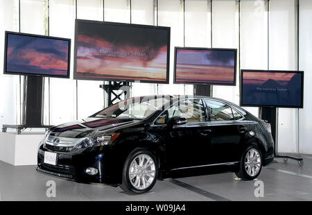 Toyota Motor Corporation annonce son premier exclusivement hybride de luxe Lexus uniquement modèle HS250h lors d'une conférence de presse à Tokyo, Japon le 14 juillet 2009. La HS250h est en vente en Amérique du Nord en septembre, et obtient 23 kilomètres par litre, soit 54 miles par gallon. (Photo d'UPI/Keizo Mori) Banque D'Images