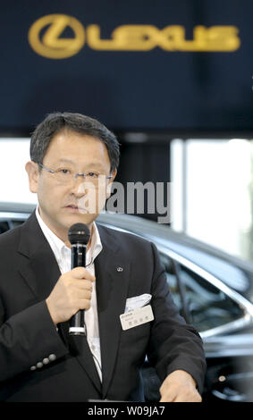 Toyota Motor Corporation Président Akio Toyoda annonce la première exclusivement hybride de luxe Lexus uniquement modèle HS250h lors d'une conférence de presse à Tokyo, Japon le 14 juillet 2009. La HS250h est en vente en Amérique du Nord en septembre, et obtient 23 kilomètres par litre, soit 54 miles par gallon. (Photo d'UPI/Keizo Mori) Banque D'Images