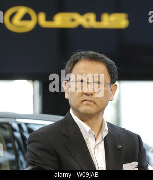 Toyota Motor Corporation Président Akio Toyoda annonce la première exclusivement hybride de luxe Lexus uniquement modèle HS250h lors d'une conférence de presse à Tokyo, Japon le 14 juillet 2009. La HS250h est en vente en Amérique du Nord en septembre, et obtient 23 kilomètres par litre, soit 54 miles par gallon. (Photo d'UPI/Keizo Mori) Banque D'Images