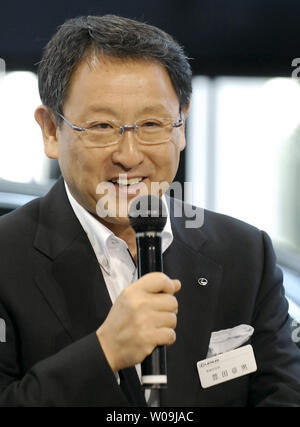 Toyota Motor Corporation Président Akio Toyoda annonce la première exclusivement hybride de luxe Lexus uniquement modèle HS250h lors d'une conférence de presse à Tokyo, Japon le 14 juillet 2009. La HS250h est en vente en Amérique du Nord en septembre, et obtient 23 kilomètres par litre, soit 54 miles par gallon. (Photo d'UPI/Keizo Mori) Banque D'Images