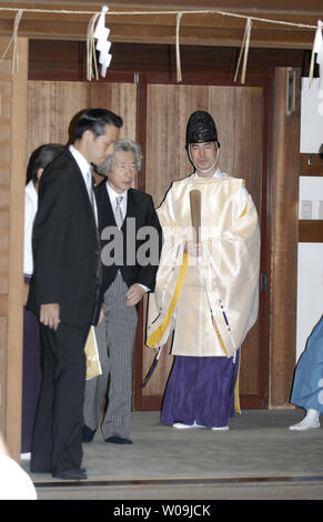 Le Japon de l'ancien premier ministre Junichiro Koizumi quitte après avoir visité le sanctuaire de Yasukuni à Tokyo le 15 août 2009. UPI/Keizo Mori Banque D'Images