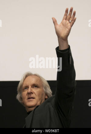 James Cameron Directeur assiste à la première japonaise pour le film 'Avatar' à Tokyo, Japon, le 21 décembre 2009. UPI/Keizo Mori Banque D'Images