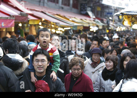 Consommateurs ne font leurs dernières minutes de nouvelle année, le shopping dans le 'Ameyoko', la rue commerçante Ameya Yokocho, à Tokyo, Japon, le 27 décembre 2009. UPI/Keizo Mori Banque D'Images