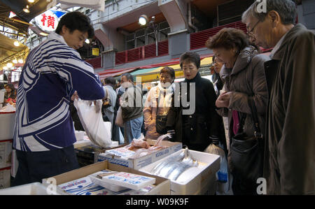 Consommateurs ne font leurs dernières minutes de nouvelle année, le shopping dans le 'Ameyoko', la rue commerçante Ameya Yokocho, à Tokyo, Japon, le 27 décembre 2009. UPI/Keizo Mori Banque D'Images