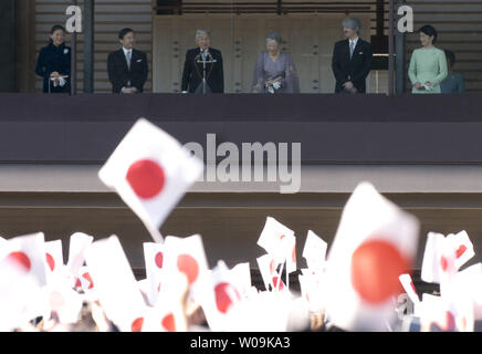 L'empereur Akihito du Japon(L3) Vagues de sympathisants avec l'Impératrice Michiko(R3), prince héritier Naruhito(L2), la Princesse Masako(L), le Prince Akishino (R2) et son épouse la princesse Kiko(R), au cours d'une nouvelle année, l'accueil au East Plaza, Palais Impérial de Tokyo, Japon, le 2 janvier 2010. UPI/Keizo Mori Banque D'Images