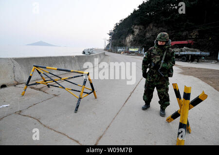 Un marine de la Corée du Sud est une route sur l'île de Yeonpyeong, la Corée du Sud, le 22 décembre 2010. Les plans de la Corée du Sud les exercices militaires près de la frontière de la Corée lourdement armés le 23 décembre. Un exercice similaire il y a un mois, a attiré les représailles de la Corée du Nord sur l'île, tuant quatre personnes. UPI/Keizo Mori Banque D'Images