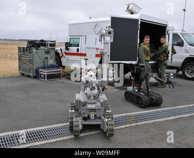 Foster-Miller, Inc., 'Talon' robot et Northrop Grumman Corporation 'Remotec Andros F6A' sont affichées au cours de l'exercice au Yokota Air Base à Tokyo, au Japon, samedi, 9 avril 2011. UPI/Keizo Mori Banque D'Images