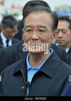 Le Premier ministre chinois Wen Jiabao parle à la journaliste sur une région dévastée de Natori, Miyagi-prefecture, Japon, le 21 mai 2011. UPI/Keizo Mori Banque D'Images