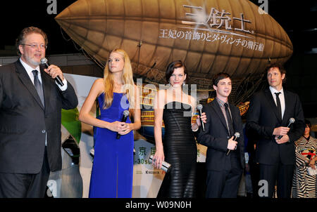 (L-R) Producteur Martin Moszkowicz, l'actrice Gabriella Wilde, l'actrice Milla Jovovich Logan Lerman acteur et réalisateur Paul W.S. Anderson assister à la 24e cérémonie d'ouverture du festival du film de Tokyo à Tokyo, Japon, le 22 octobre 2011. UPI/Keizo Mori Banque D'Images