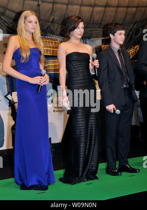 L'actrice Gabriella Wilde, l'actrice Milla Jovovich et l'acteur Logan Lerman assister à la 24e cérémonie d'ouverture du festival du film de Tokyo à Tokyo, Japon, le 22 octobre 2011. UPI/Keizo Mori Banque D'Images