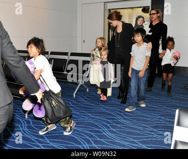 L'acteur Brad Pitt et Angelina Jolie sont affichés avec leurs six enfants (L-R), Pax, Shiloh, Vivienne, Maddox, Knox, Zahara, ) à l'aéroport international de Haneda, au moment de quitter Tokyo, Japon le 10 novembre 2011. Ils étaient à Tokyo pour la première de Japonais film de Pitt 'Moneyball'. UPI/Keizo Mori Banque D'Images