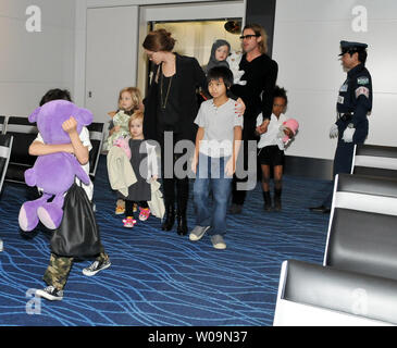 L'acteur Brad Pitt et Angelina Jolie sont affichés avec leurs six enfants (L-R), Pax, Shiloh, Vivienne, Maddox, Zahara, Knox, à l'aéroport international de Haneda, au moment de quitter Tokyo, Japon le 10 novembre 2011. Ils étaient à Tokyo pour la première de Japonais film de Pitt 'Moneyball'. UPI/Keizo Mori Banque D'Images
