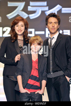 Acteur actrice Yuki Amami, Dakota Goyo (C) et Shawn Levy Directeur assister à la première mondiale au Japon pour le film "Real Steel" à Tokyo, Japon, le 29 novembre 2011. Le film s'ouvre le 9 décembre au Japon. UPI/Keizo Mori Banque D'Images