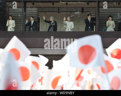 L'empereur Akihito du Japon(L3) Vagues de sympathisants avec l'Impératrice Michiko(R3), prince héritier Naruhito(L2), la Princesse Masako(L), le Prince Akishino (R2) et son épouse la princesse Kiko(R), au cours d'une nouvelle année, l'accueil au East Plaza, Palais Impérial de Tokyo, Japon, le 2 janvier 2012. UPI/Keizo Mori Banque D'Images