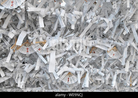 De nombreux 'Omikuji' lié au sanctuaire Kanda Myojin à Tokyo, Japon, le 4 janvier 2012. Beaucoup de japonais pensent qu'en liant la 'Omikuji' autour d'une branche d'arbre, la bonne fortune se réaliseront ou mauvaise fortune peut être évité. UPI/Keizo Mori Banque D'Images