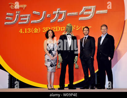 (L-R), actrice Lynn Collins, modèle japonais de la joie, l'acteur Taylor kitsch et réalisateur Andrew Stanton assister à la première mondiale au Japon pour le film "John Carter" à Tokyo, Japon, le 1 avril 2012. Le film s'ouvre le 13 avril au Japon. UPI/Keizo Mori Banque D'Images