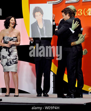 L'actrice Lynn Collins (L), modèle japonais de la joie (R2) et l'acteur Taylor Kitsch (R) assister à la première mondiale au Japon pour le film "John Carter" à Tokyo, Japon, le 1 avril 2012. Le film s'ouvre le 13 avril au Japon. UPI/Keizo Mori Banque D'Images