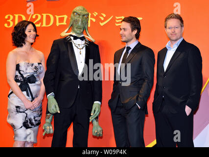 (L-R), actrice Lynn Collins, modèle japonais de la joie, l'acteur Taylor kitsch et réalisateur Andrew Stanton assister à la première mondiale au Japon pour le film "John Carter" à Tokyo, Japon, le 1 avril 2012. Le film s'ouvre le 13 avril au Japon. UPI/Keizo Mori Banque D'Images