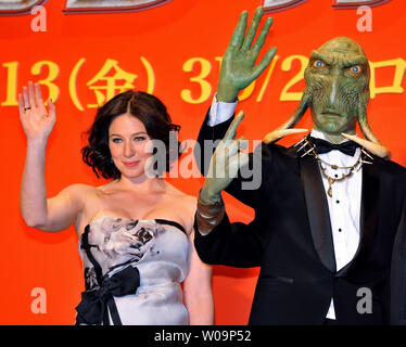 L'actrice Lynn Collins (L) et assister à la joie du modèle japonais Japon premiere pour le film "John Carter" à Tokyo, Japon, le 1 avril 2012. Le film s'ouvre le 13 avril au Japon. UPI/Keizo Mori Banque D'Images