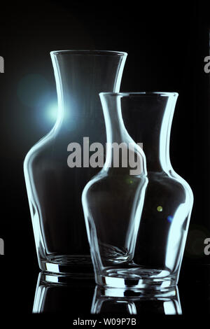 Aperçu de deux vases en verre sur un fond noir, disposition verticale. les poussées. Banque D'Images