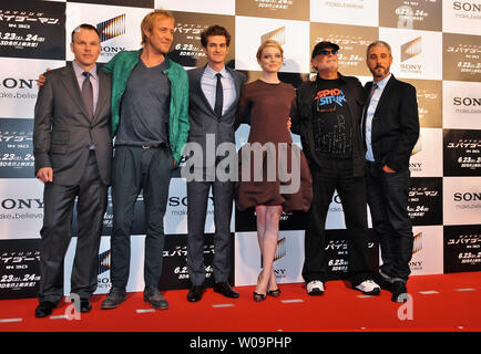 (L-R) Réalisateur Marc Webb, les acteurs Rhys Ifans, Andrew Garfield, l'actrice Emma Stone, les producteurs Avi Arad et Peter Kuo, Jacques Béland Matt assister à la première mondiale pour le film 'The Amazing Spider-Man' à Tokyo, Japon, le 13 juin 2012. Le film sera ouverte le 30 juin au Japon. UPI/Keizo Mori Banque D'Images